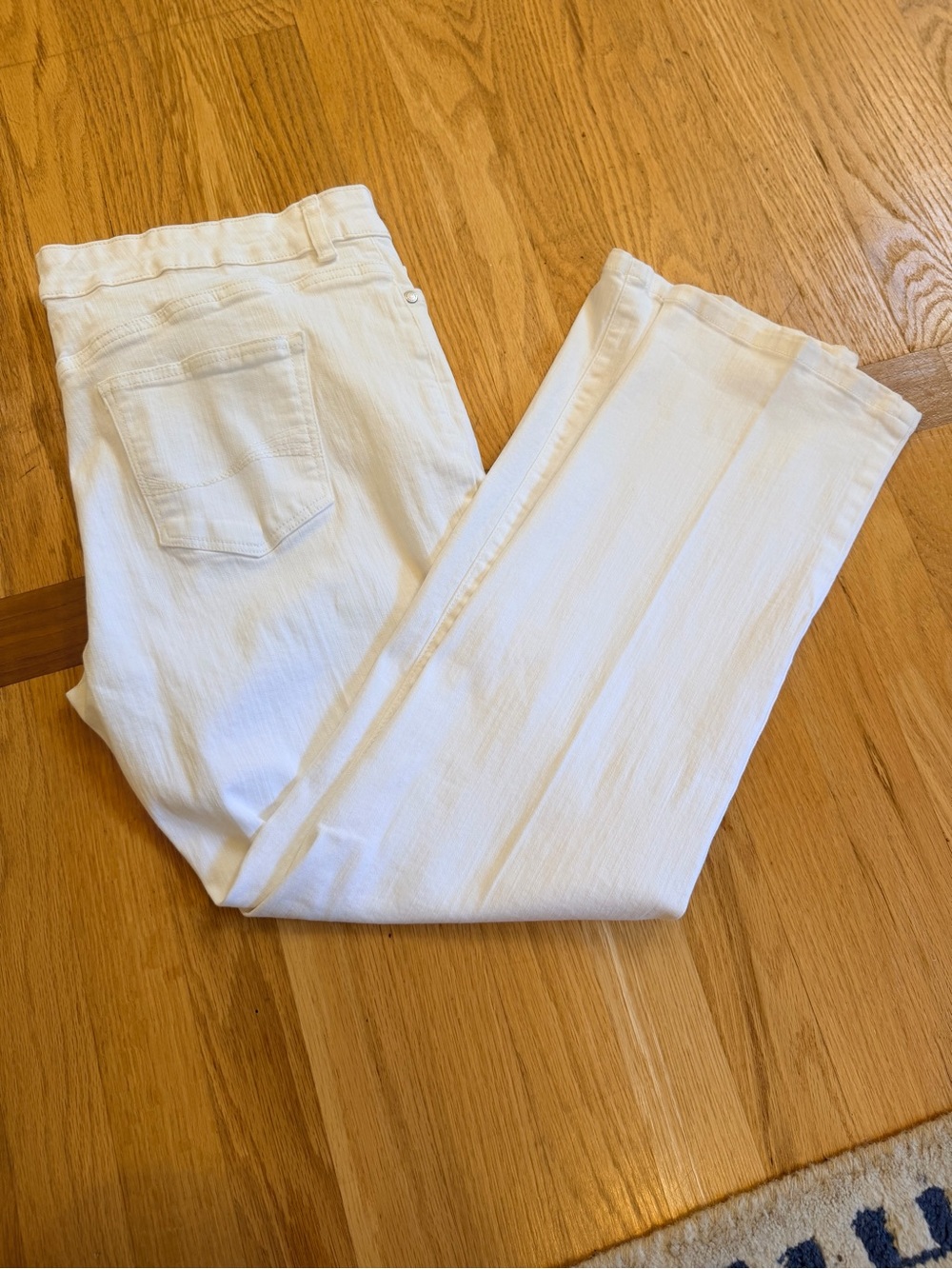 Ladies Size 12P "Bandolino" White Skinny Jeans - Sleek Slim Fit GUC